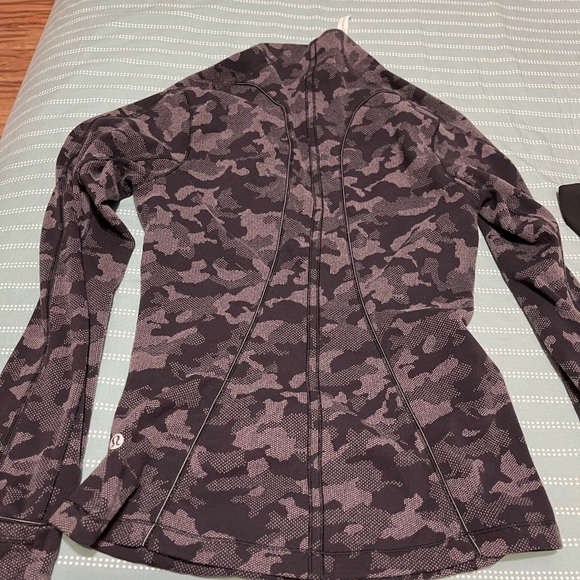 Lululemon - Picture 2 of 4